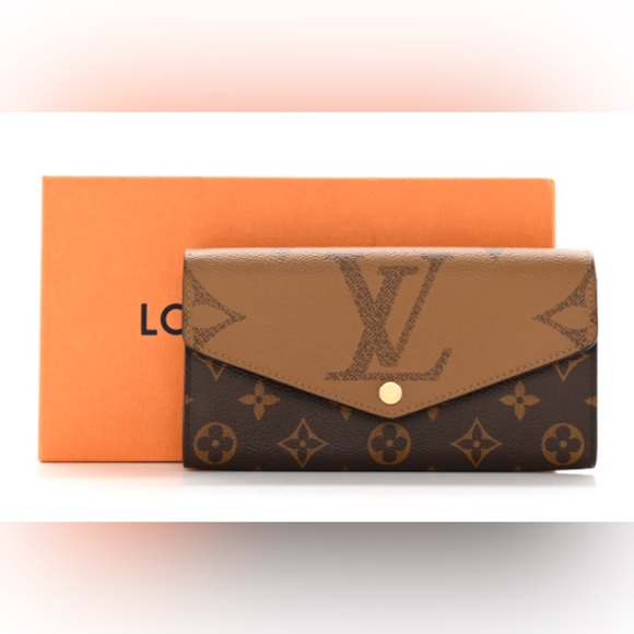 LOUIS VUITTON
Reverse Monogram Sarah Wallet - Picture 1 of 9